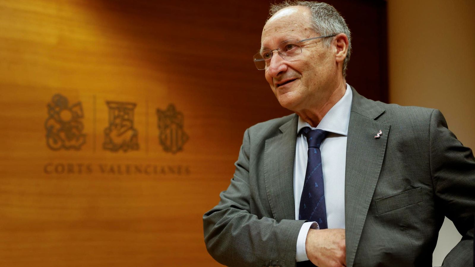 Joan Llinares, director de l'Agència Antifrau, es dirigeix a pronunciar la seua última compareixença al parlament valencià abans de deixar el seu càrrec