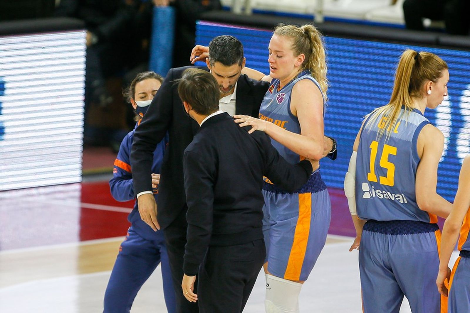 La pívot Marie Gülich es retira del partit en lesionar-se al turmell