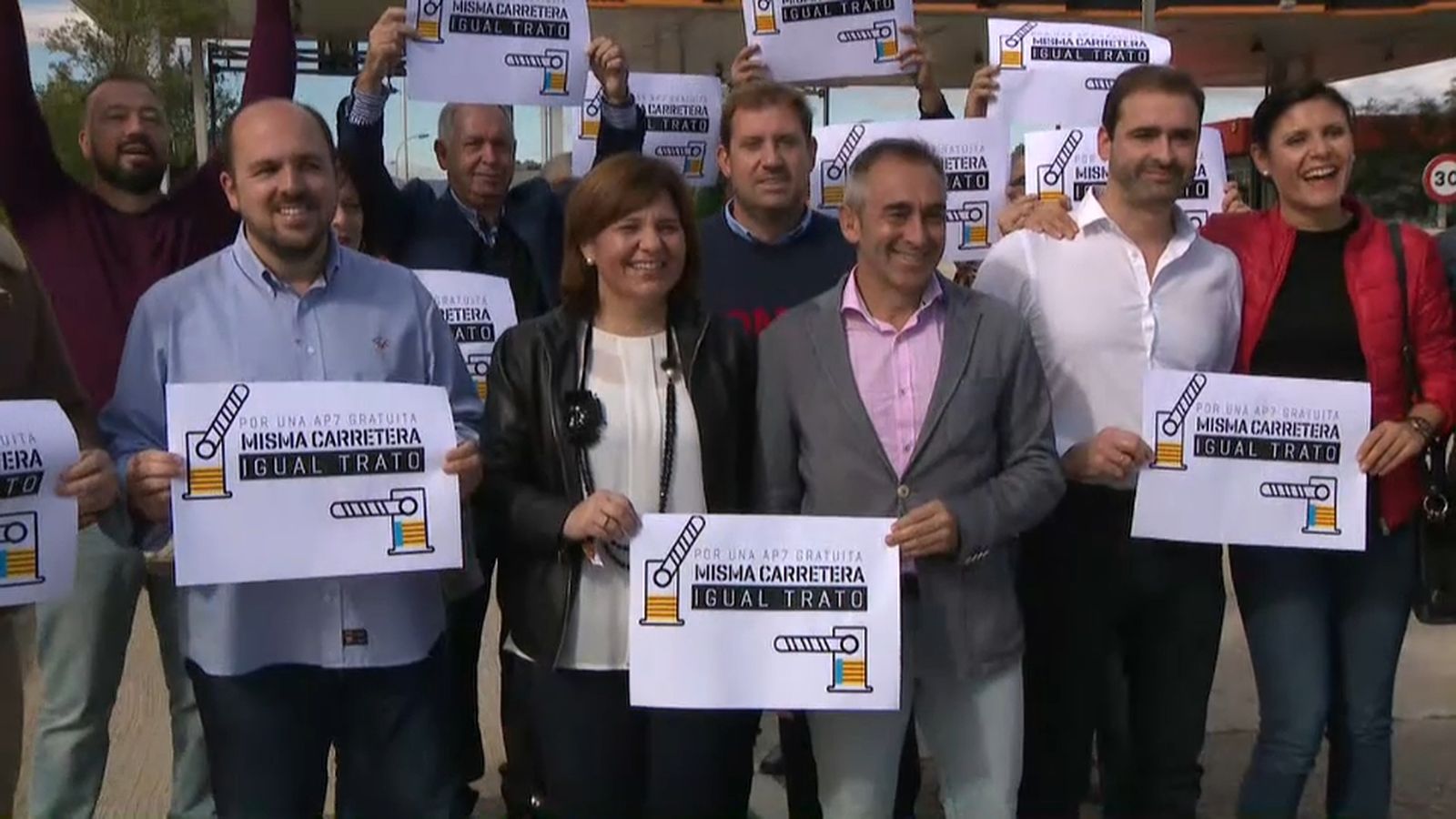 Representants locals i provincials del PP, junt amb la presidenta del PP autonòmic, Isabel Bonig