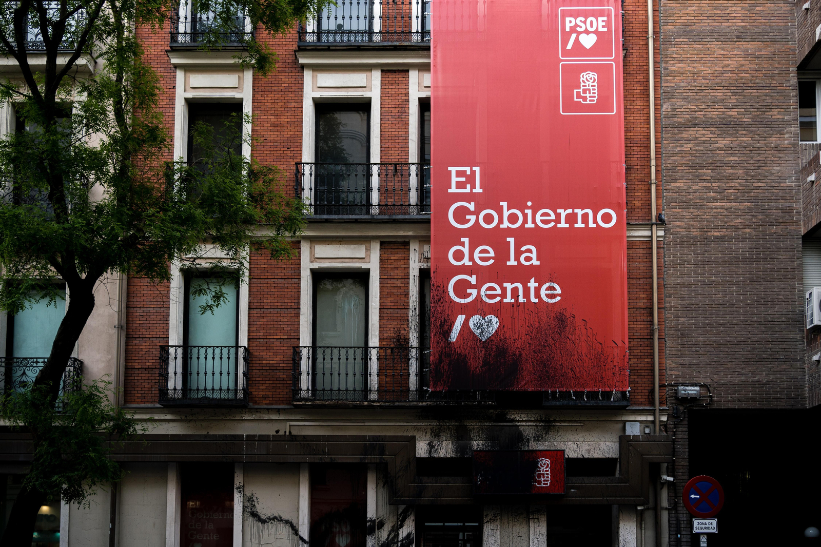 Façana del PSOE a Madrid després de l'atac amb un tint negre