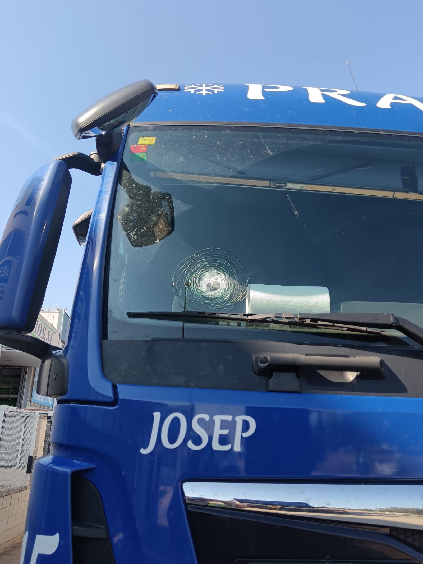 Un dels camions afectats per les pedres