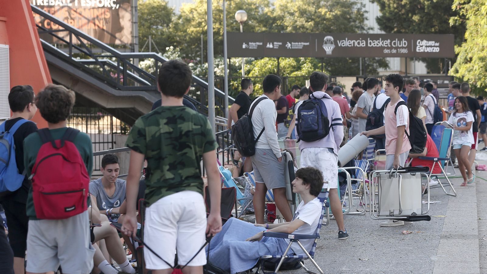 Aficionats fan cua per a aconseguir un dels abonaments 'Cultura de l'Esforç' del València Baslet Aficionats fan cua per a aconseguir un dels abonaments 'Cultura de l'Esforç' del València Baslet