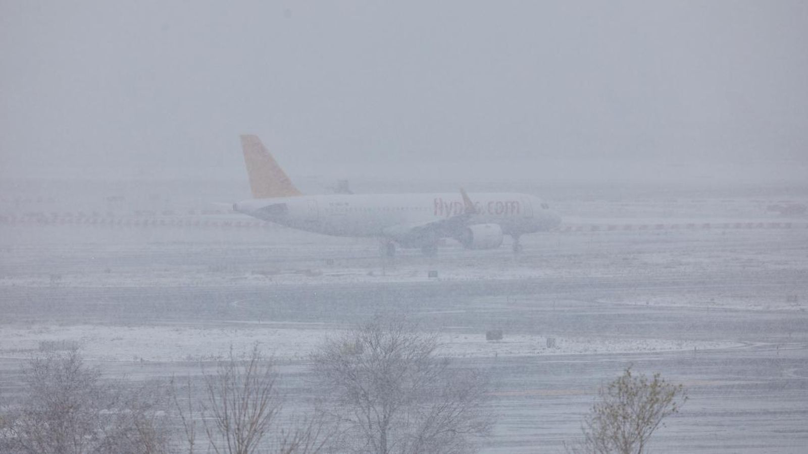 Un avió de la companyia Flypgs, a l'aeroport de Madrid-Barajas Adolfo Suárez, a Madrid, aquest divendres