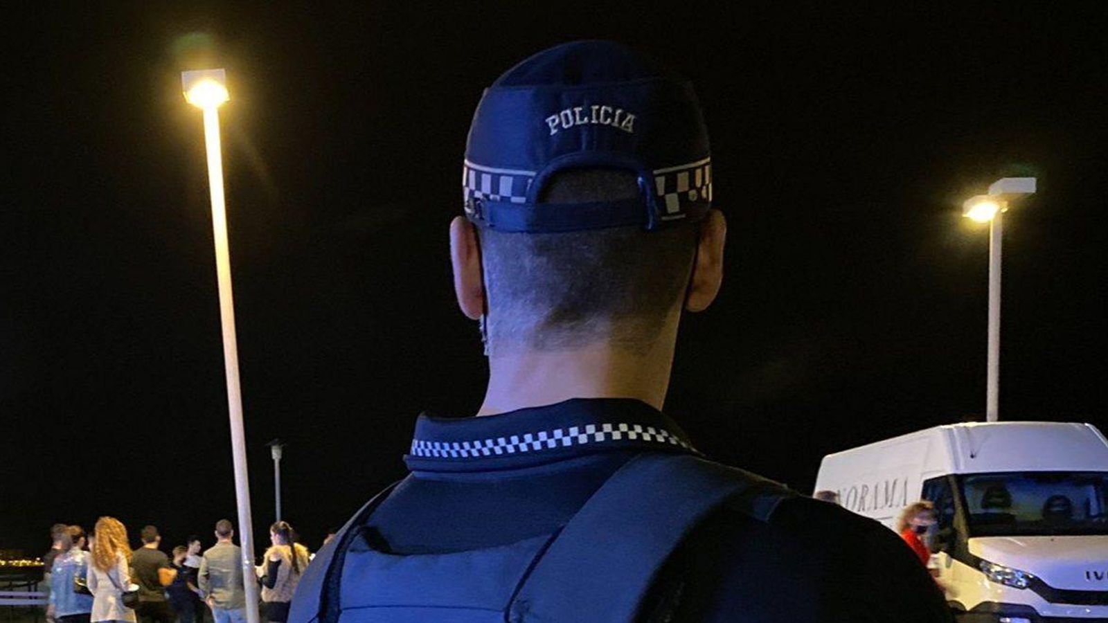 Un agent de la Policia Local de València patrullant a la nit