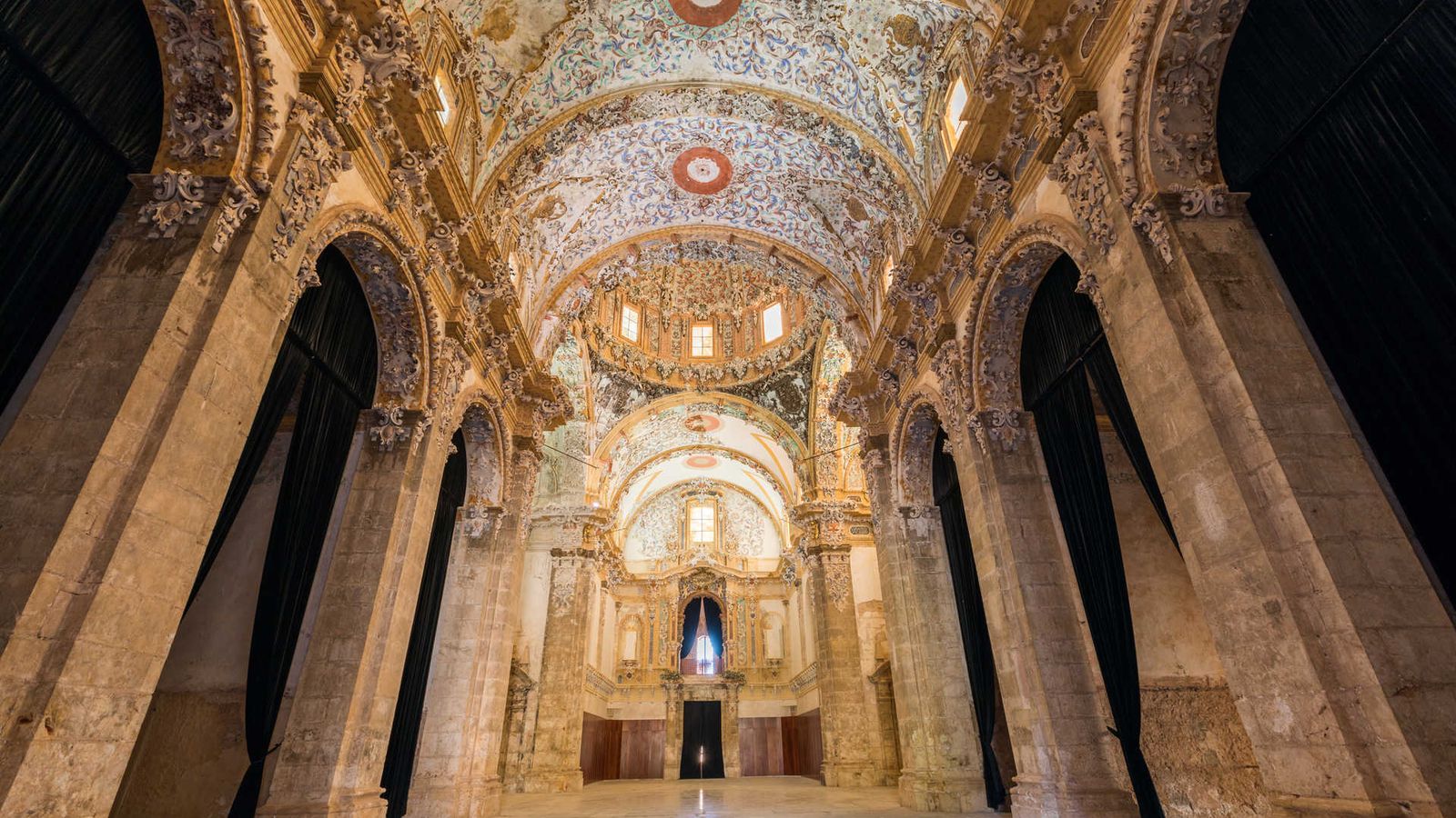 Interior i cúpula del Monestir de Santa Maria de Simat