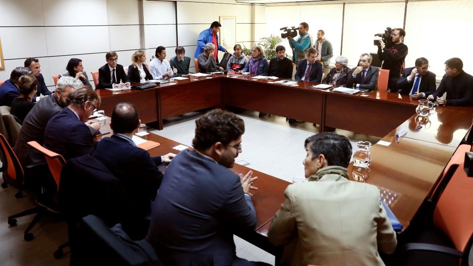 Membres de la patronal i els sindicats del futbol femení durant l'acte de conciliació