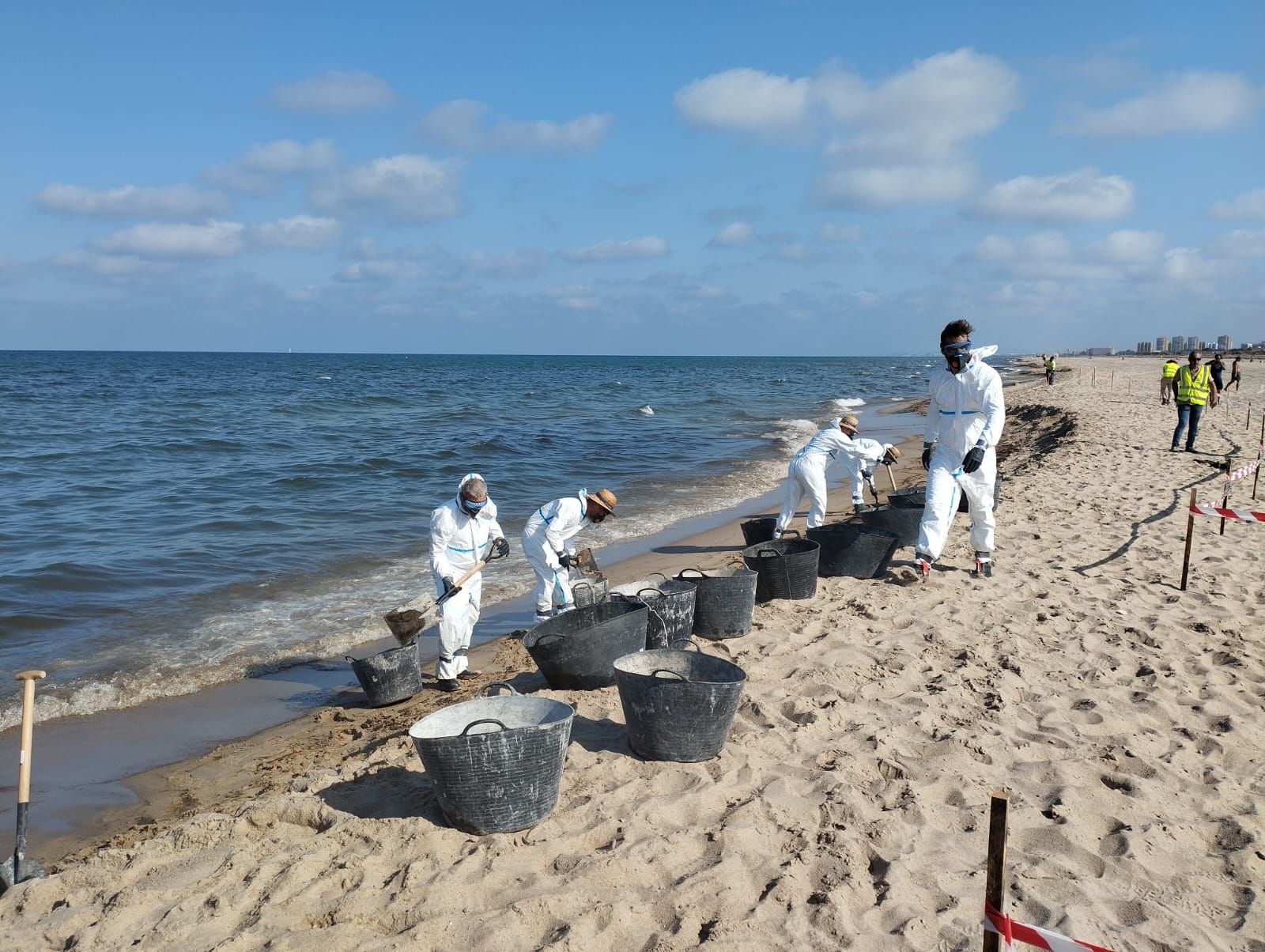 Tècnics de Tragsa netegen els residus vessats