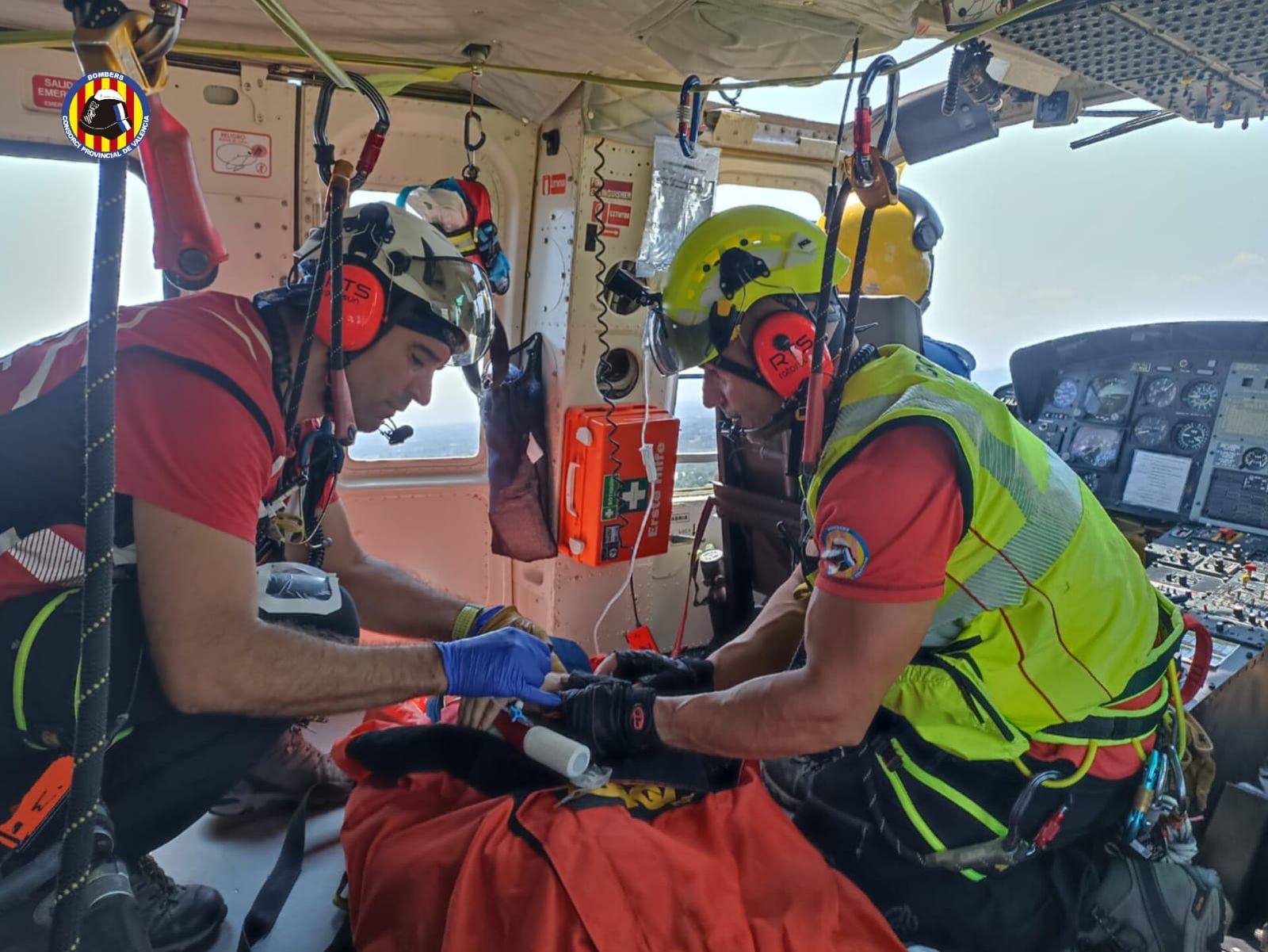 Sanitaris immobilitzen la ciclista accidentada abans de traslladar-la a l'hospital