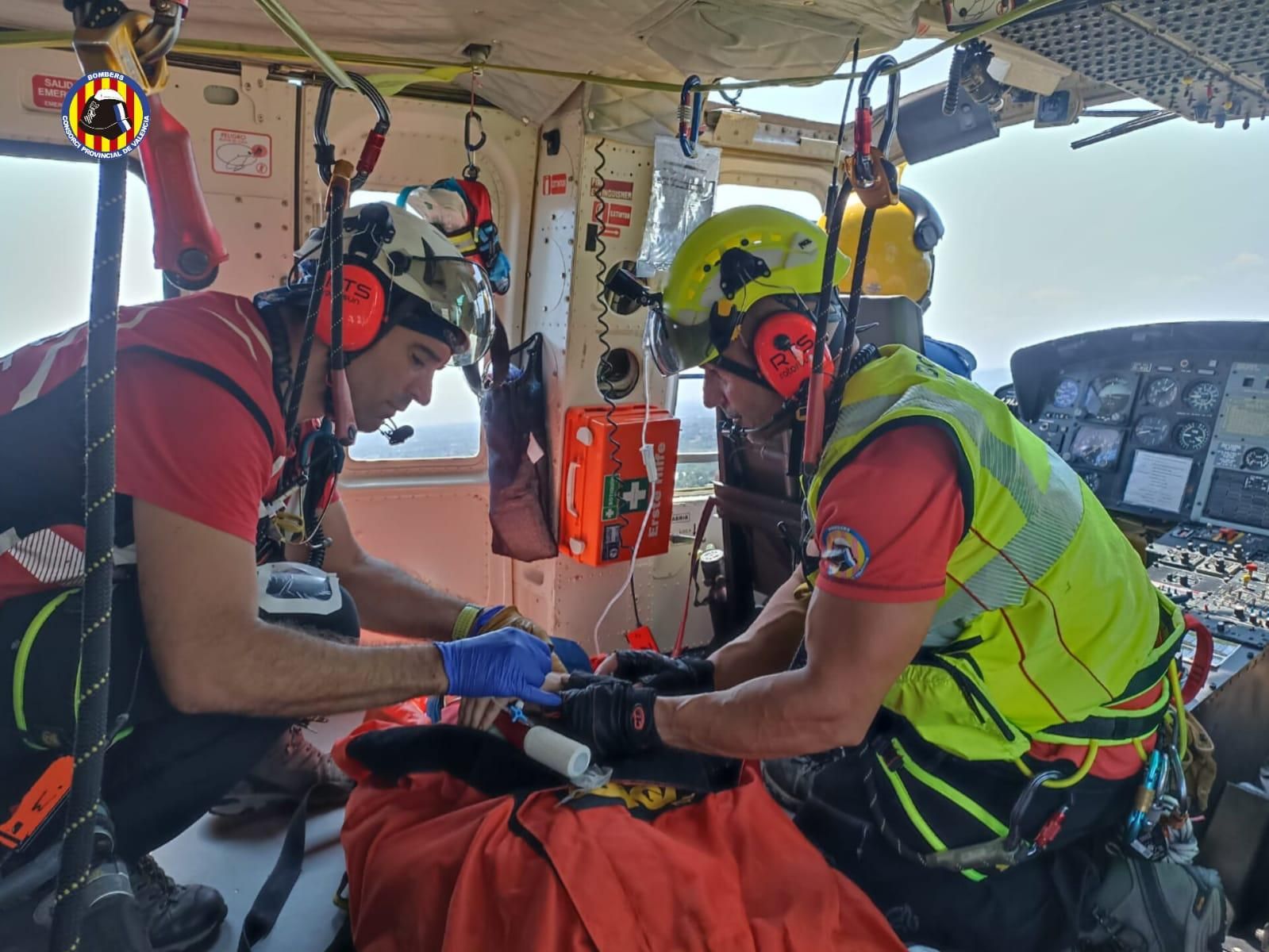 Sanitaris immobilitzen la ciclista accidentada abans de traslladar-la a l'hospital