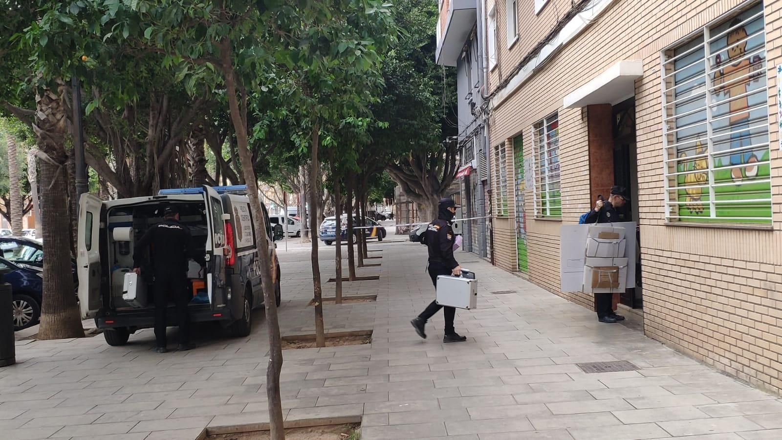 La policia científica, en el moment que entra a l'edifici on s'han produït els fets