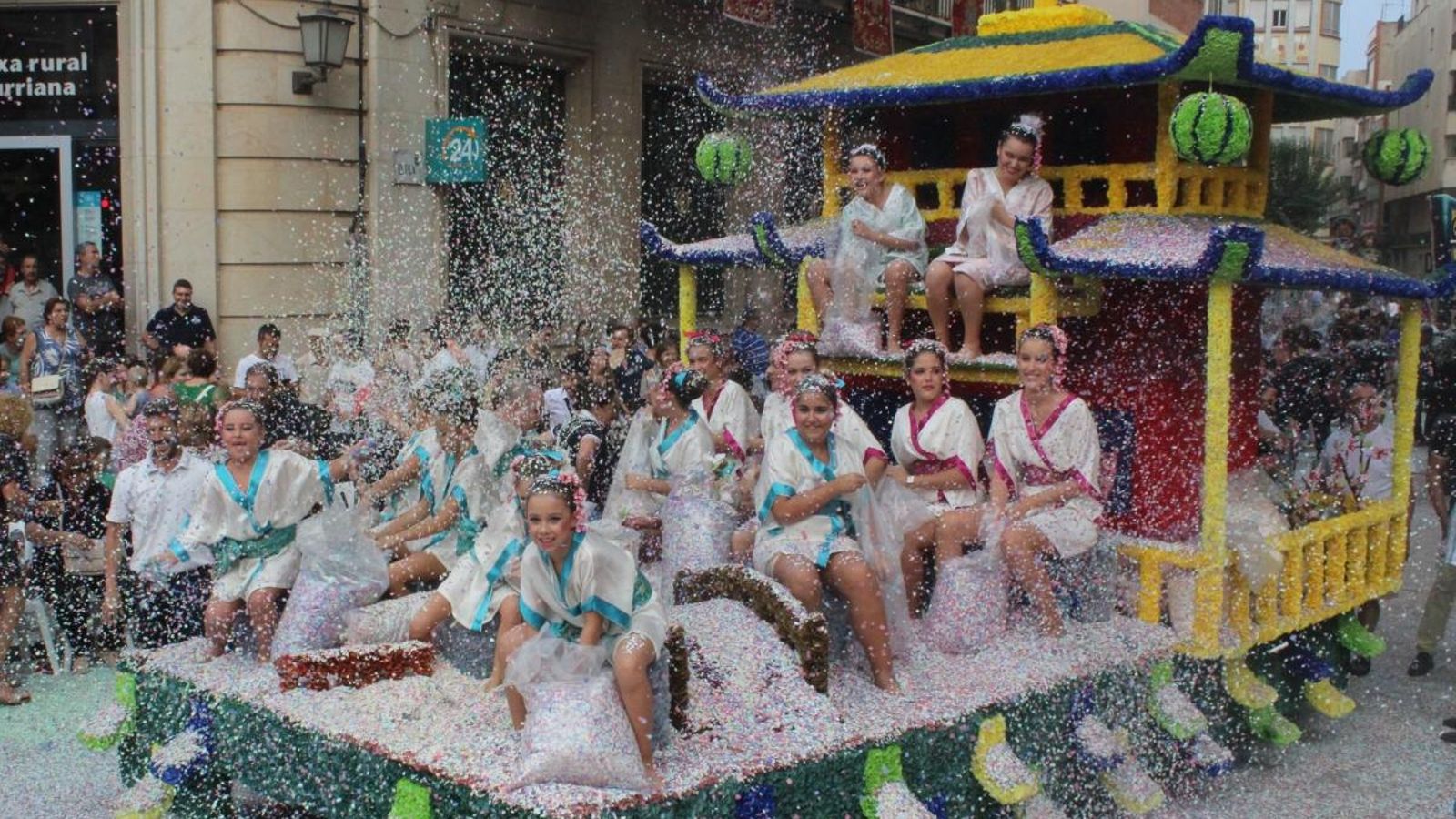 Milers de quilos de confeti tanquen les festes de Borriana