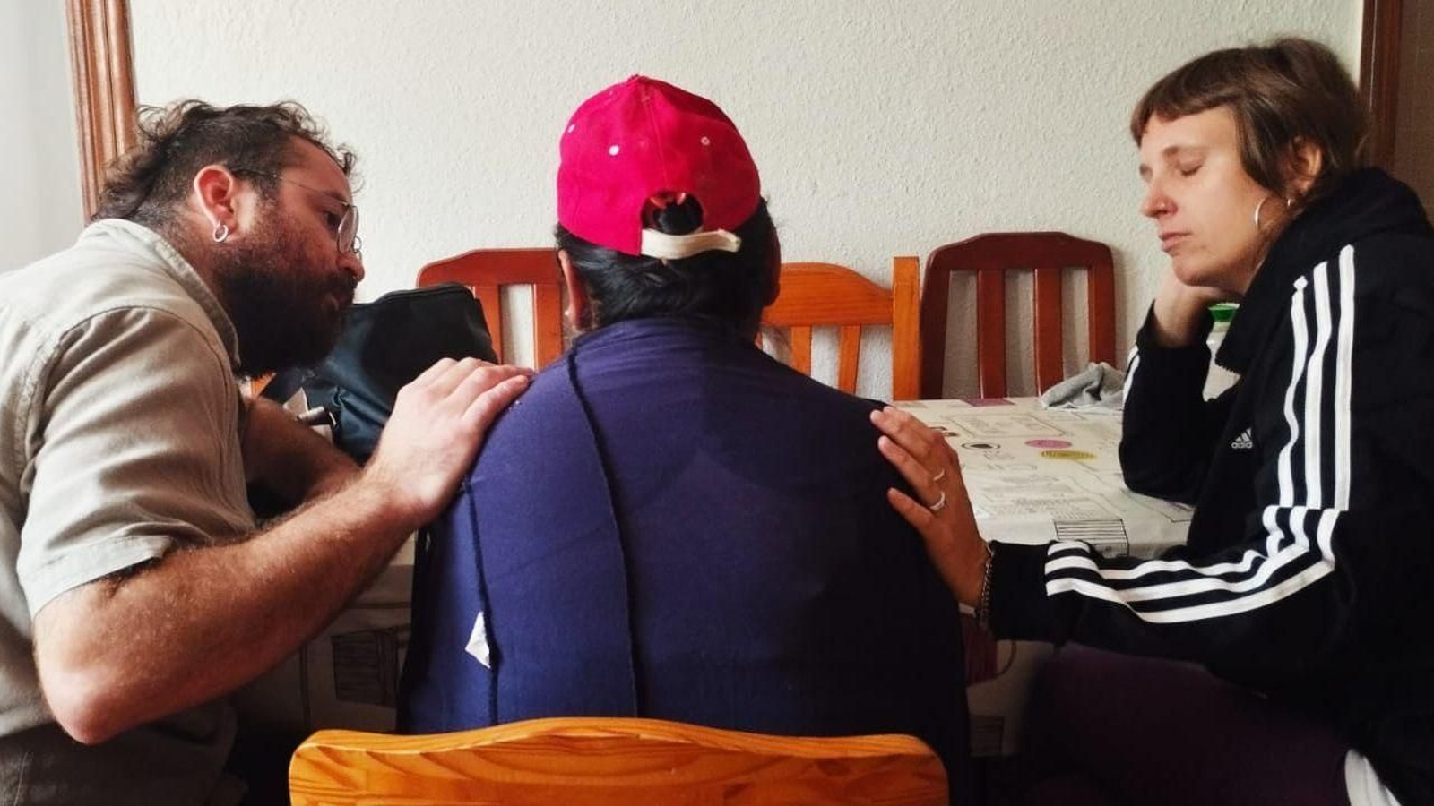 L'afectada pel desnonament rep el consol dels membres de la plataforma