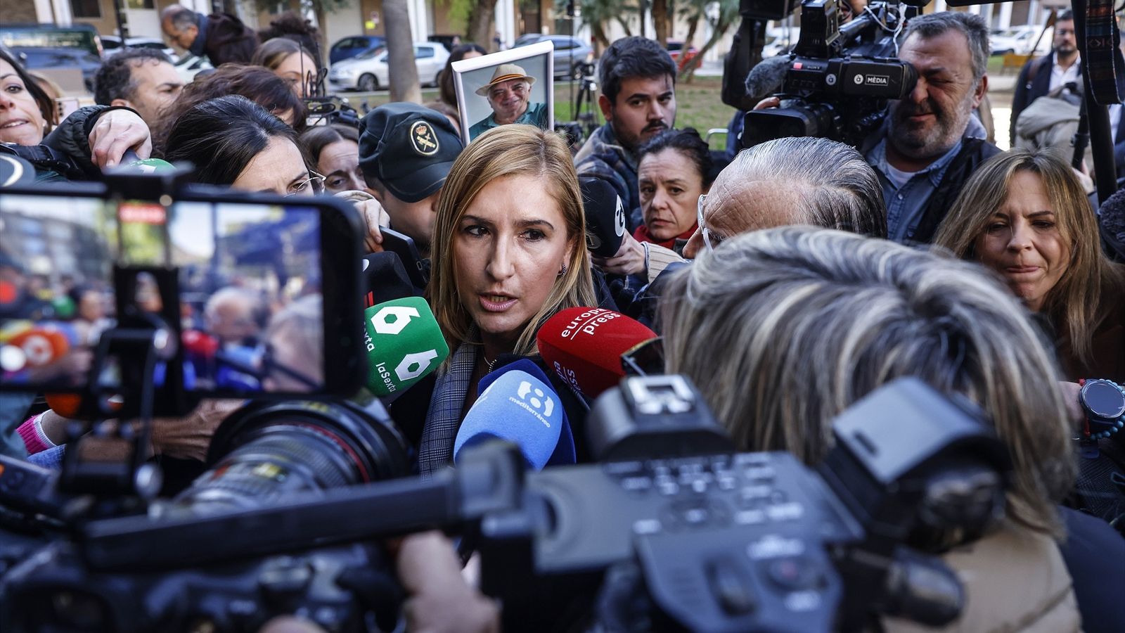 Pradas arriba als jutjats de Catarroja el dia de l'acarament amb Cuenca