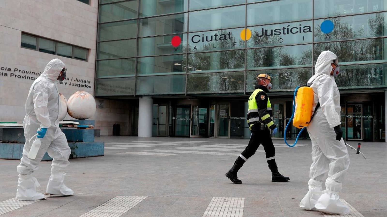Integrants de la Unitat Militar d’Emergències desinfecten la Ciutat de la Justícia de València, en una imatge d'arxiu del passat mes de març