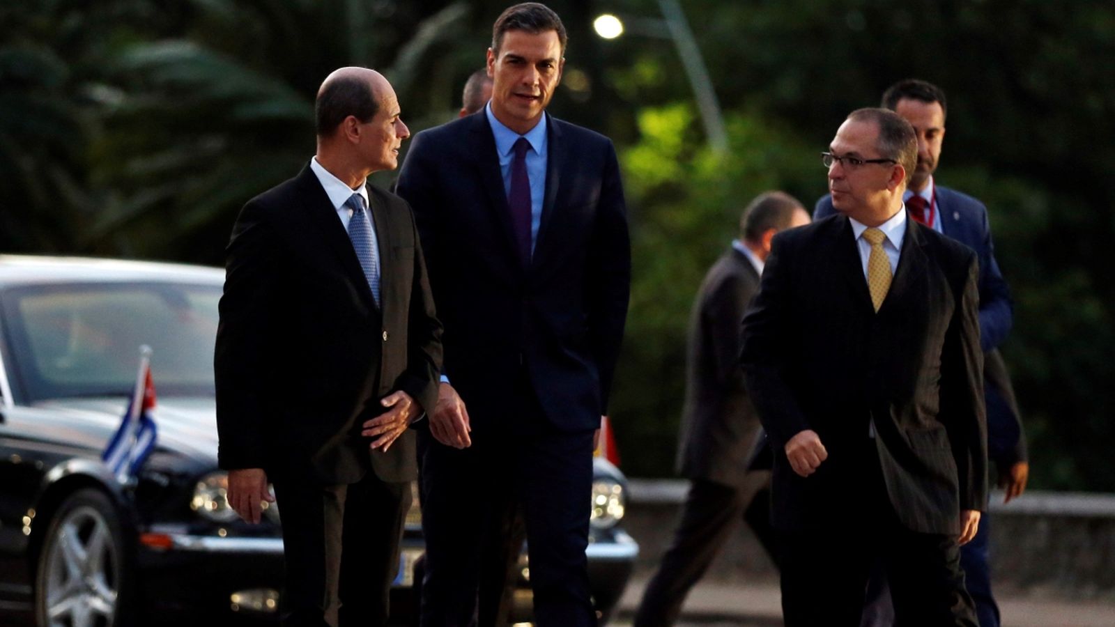 El president del govern espanyol, Pedro Sánchez, conversa amb el vicecanceller cubà, Rogelio Sierra