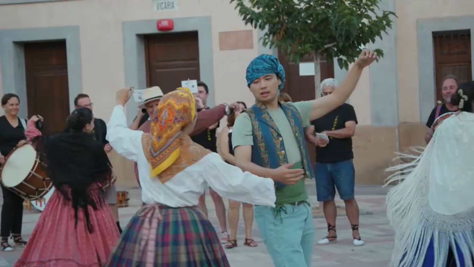 Grup de Danses Centener de la Vila Joiosa ensenyen a Hu Zhao a ballar