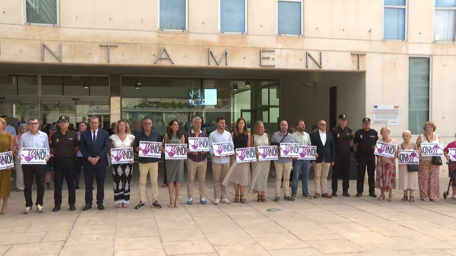 Concentració a les portes de l'Ajuntament de Benidorm, este dimarts