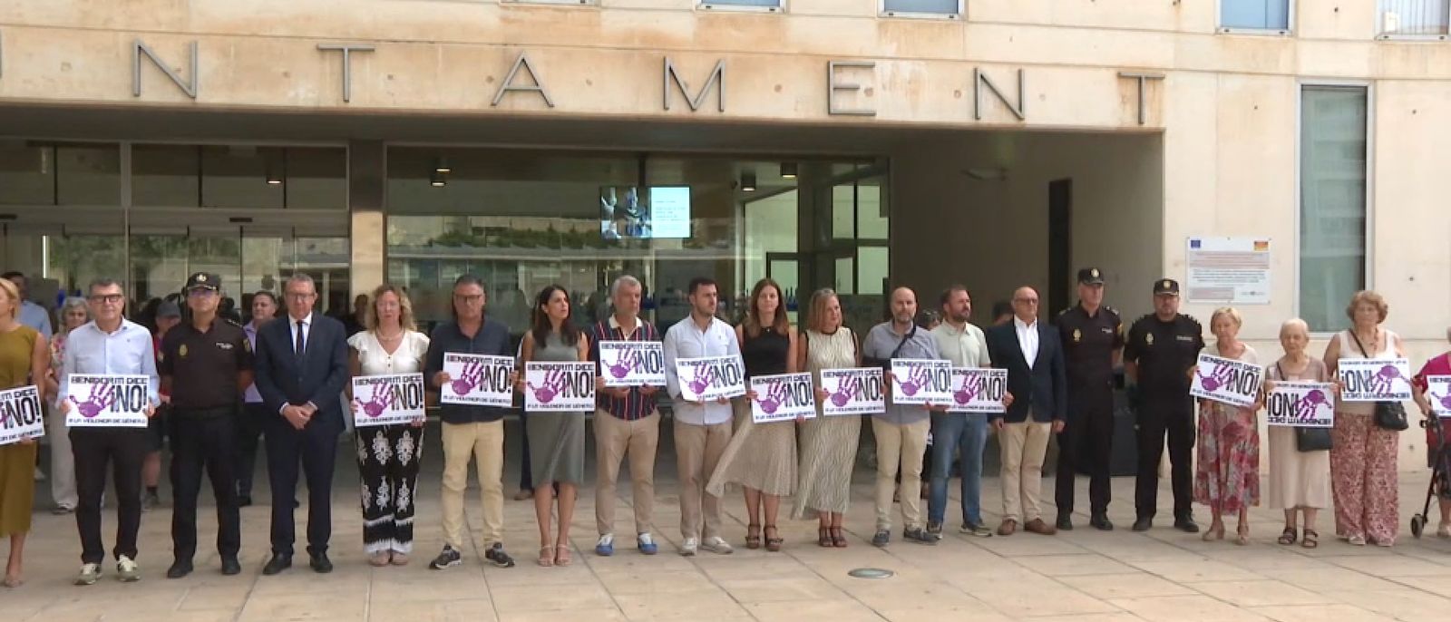 Concentració a les portes de l'Ajuntament de Benidorm, este dimarts