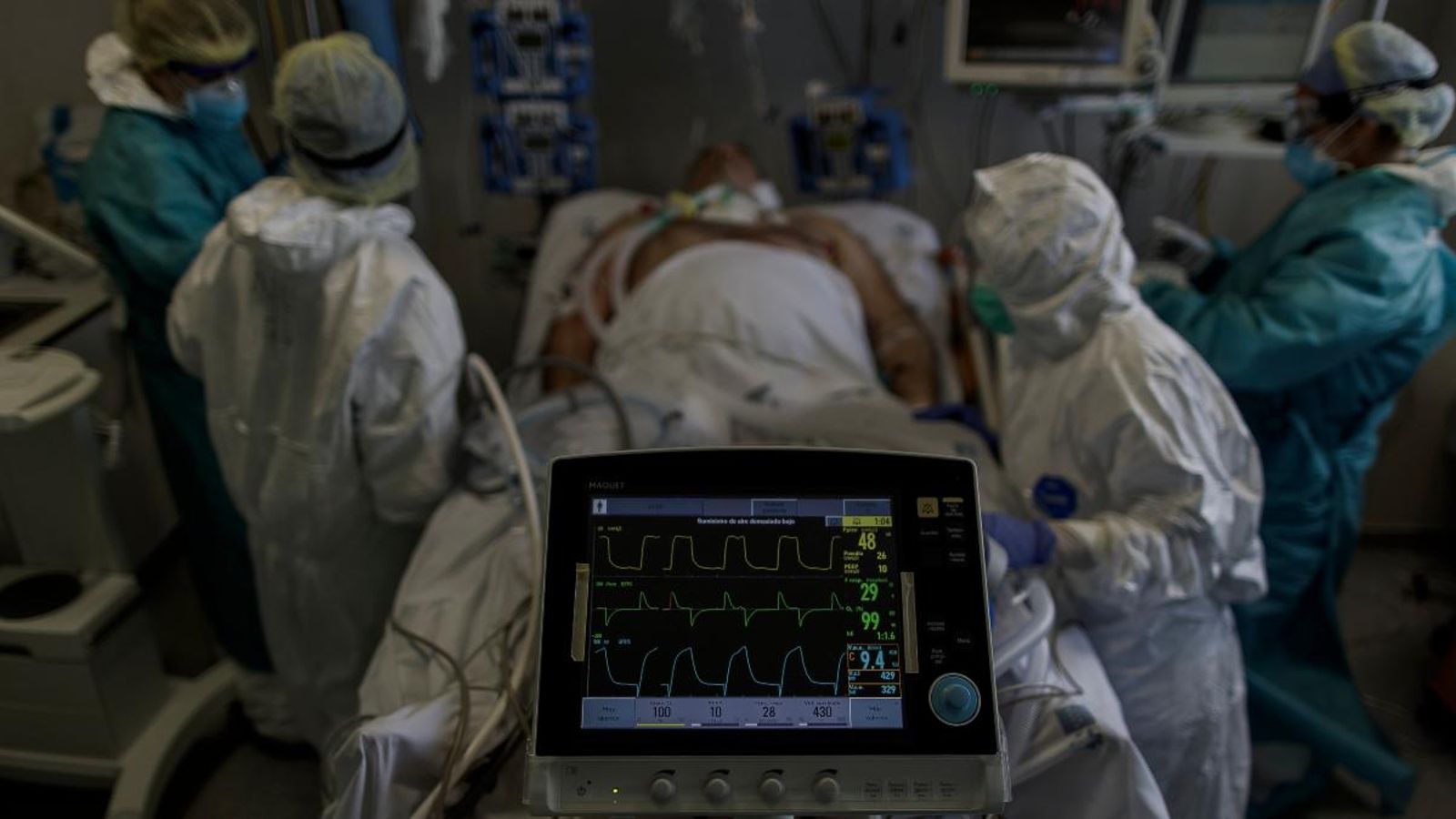 Personal sanitari de l'Hospital Infanta Sofia, a Madrid, aten a un pacient ingressat a l'UCI en una imatge d'arxiu