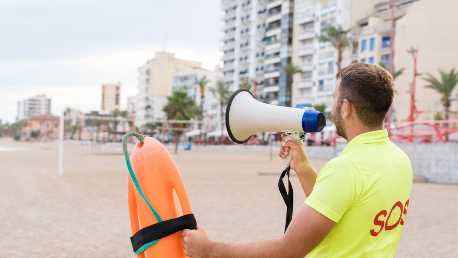 Imatge d'arxiu d'un socorrista a les platges valencianes/ Shutterstock
