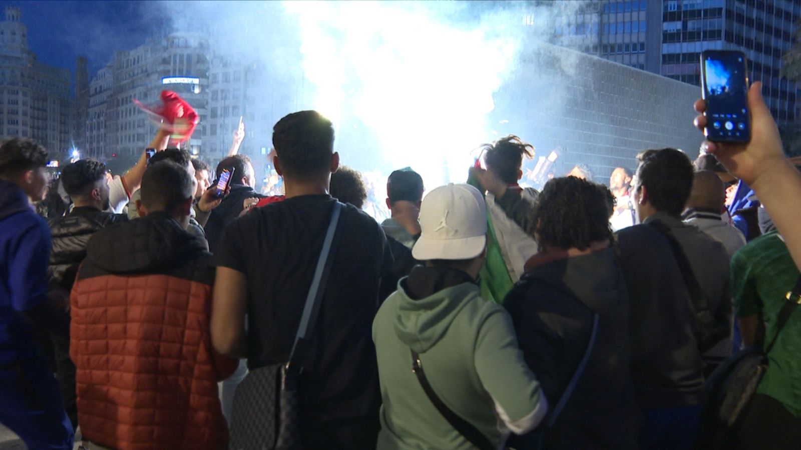 L'afició marroquina celebra als carrers valencians el pas a semifinals del Mundial