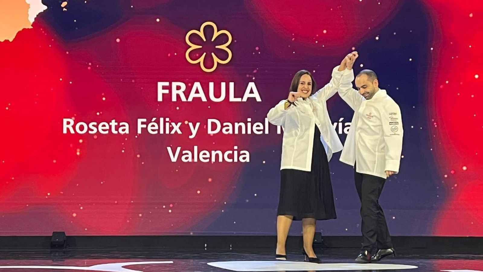 Els dos cuiners de Fraula celebren sobre l'escenari el guardó de la Guia Michelin