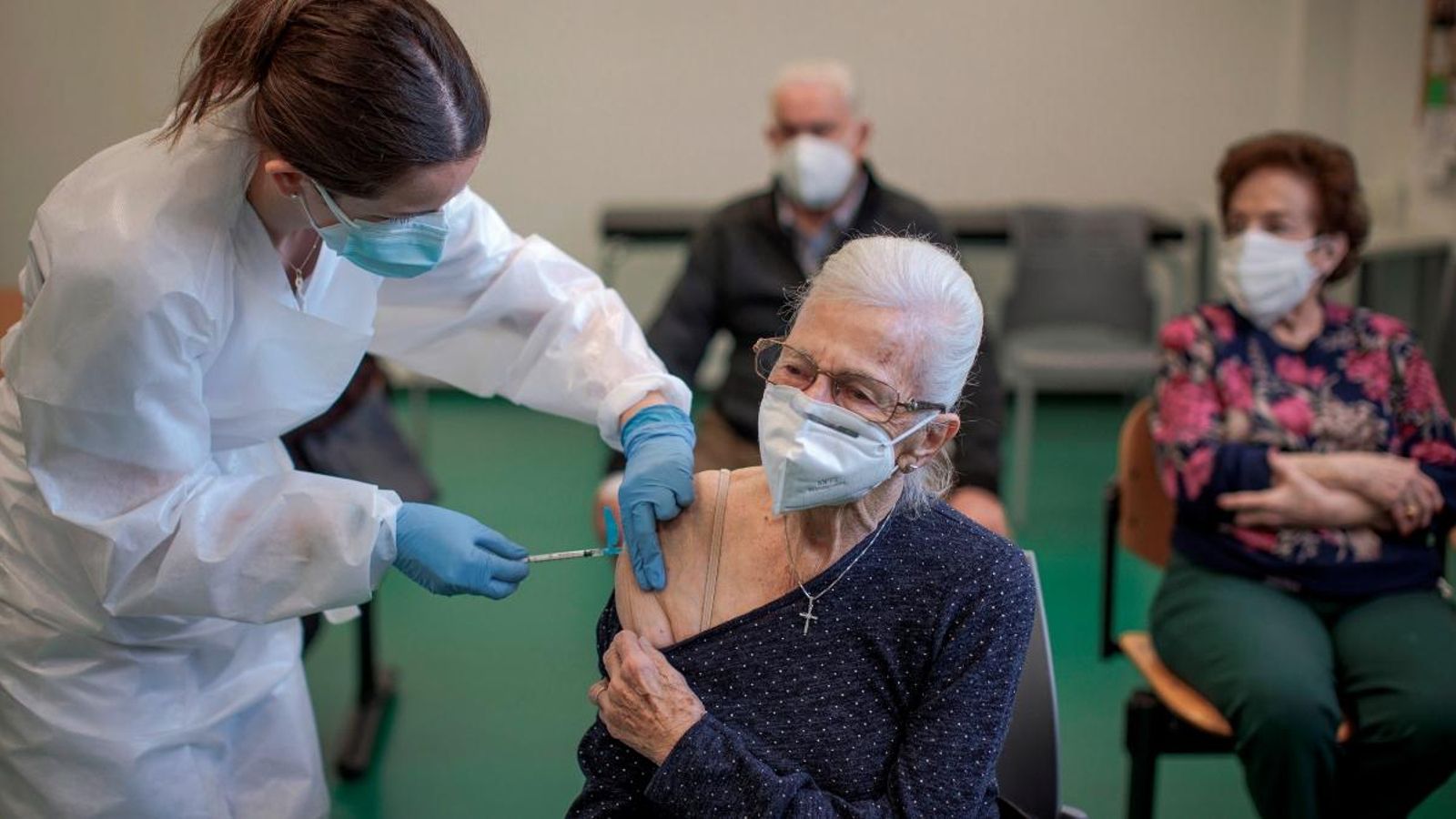 Una dona es vacuna al centre de dia de majors de Burjassot