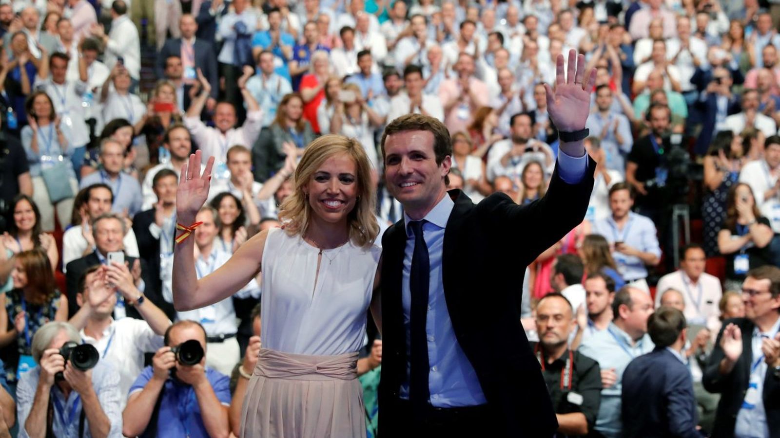 Pablo Casado posa amb la seua dona una vegada proclamat com a nou president del PP