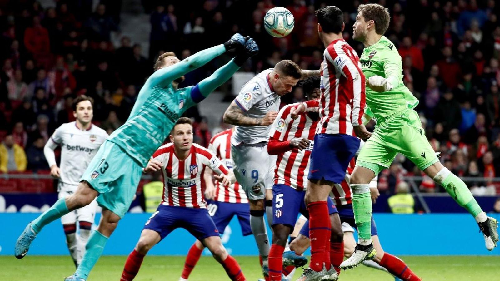 El jugador de l’Atlètic de Madrid José María Giménez, lluita amb el golejador del Llevant, Roger Martí