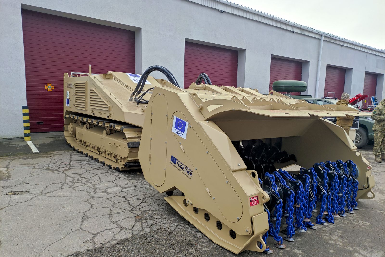 Màquina desminadora entregada a les autoritats ucraïneses per la Unió Europea