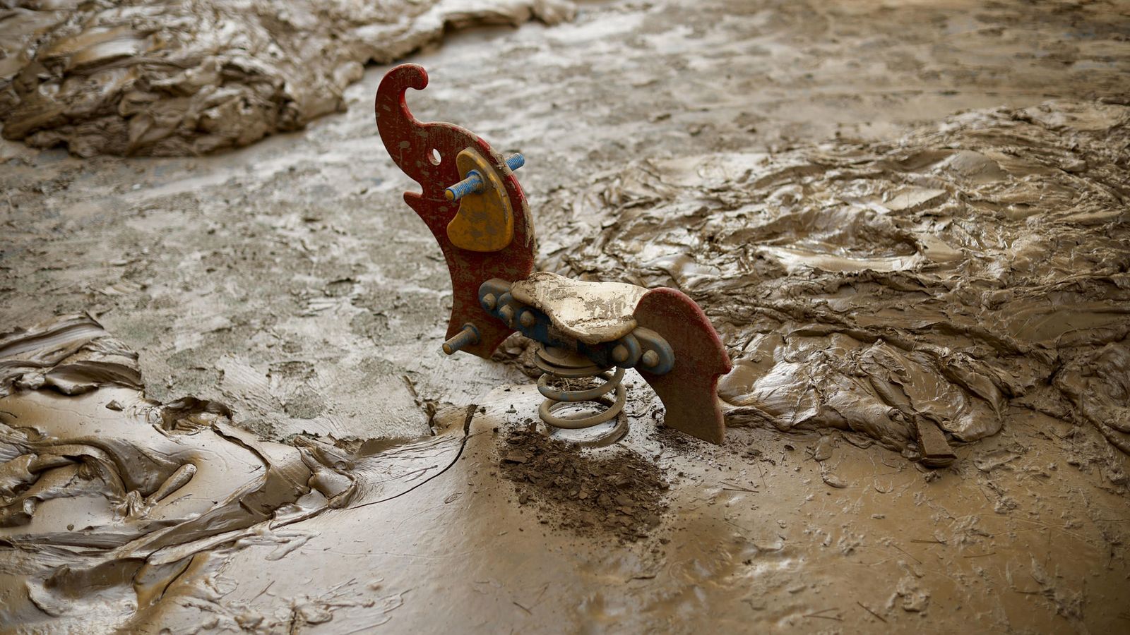 Joguet afonat en el fang d'un habitatge afectat per la DANA