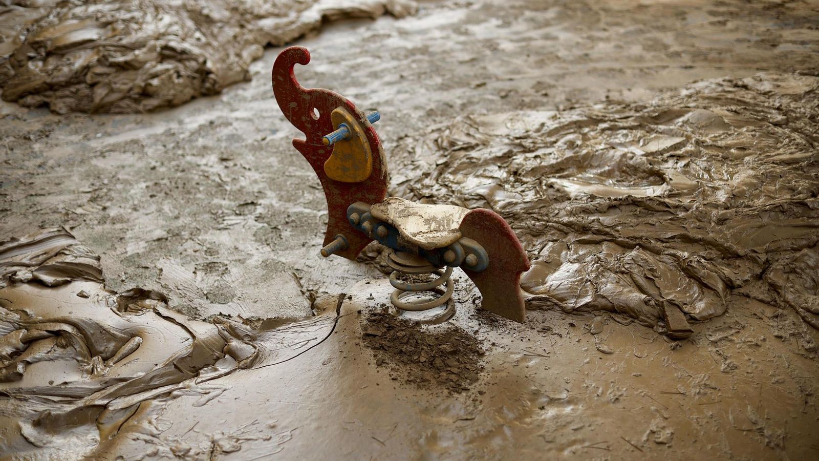 Joguet afonat en el fang d'un habitatge afectat per la DANA Joguet afonat en el fang d'un habitatge afectat per la DANA