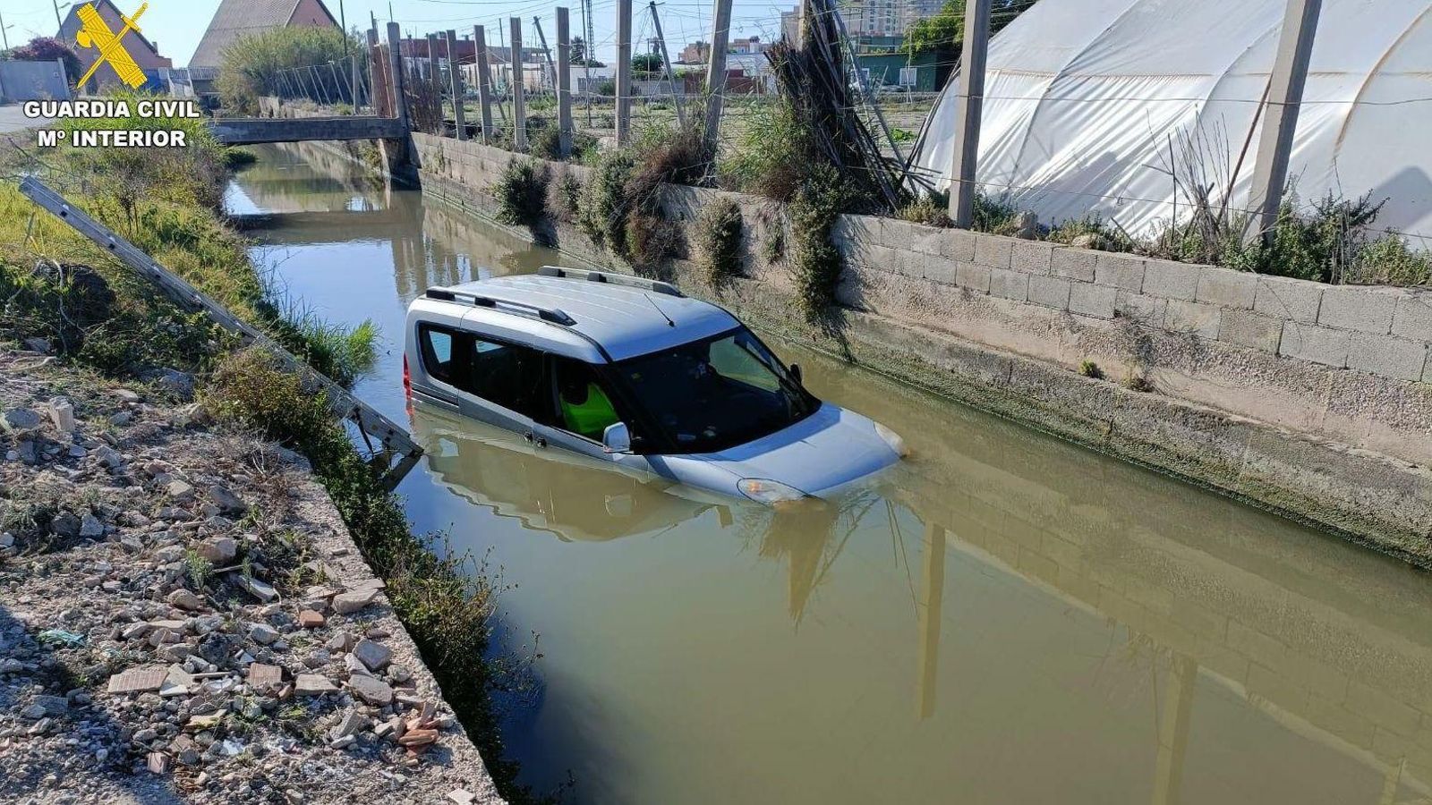 Séquia on va caure l'accidentada, que va quedar atrapada dins del vehicle Sèquia on va caure l'accidentada, que va quedar atrapada dins del vehicle