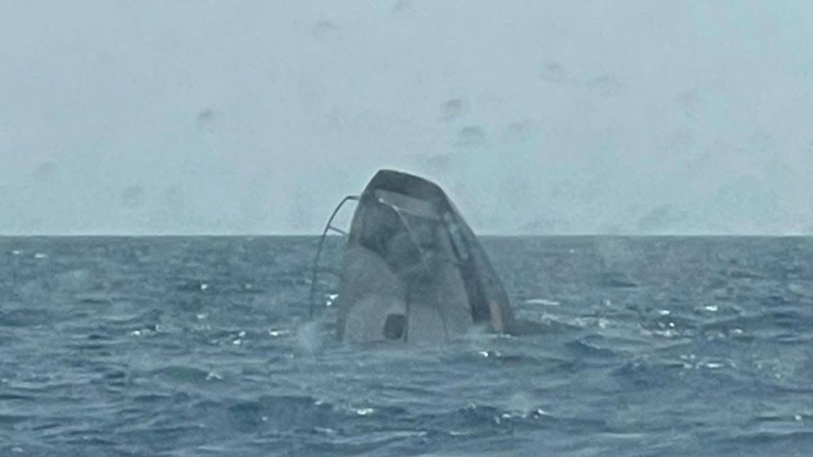 Catamarà enfonant-se en aigües de Tabarca