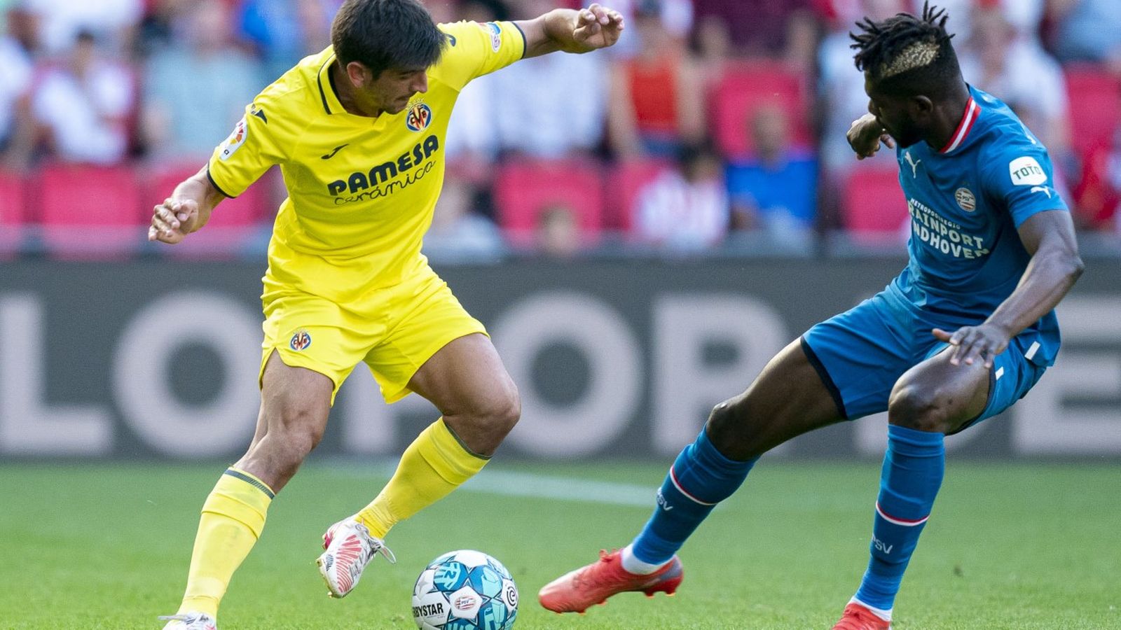 Gerard Moreno disputa el baló en una acció del duel