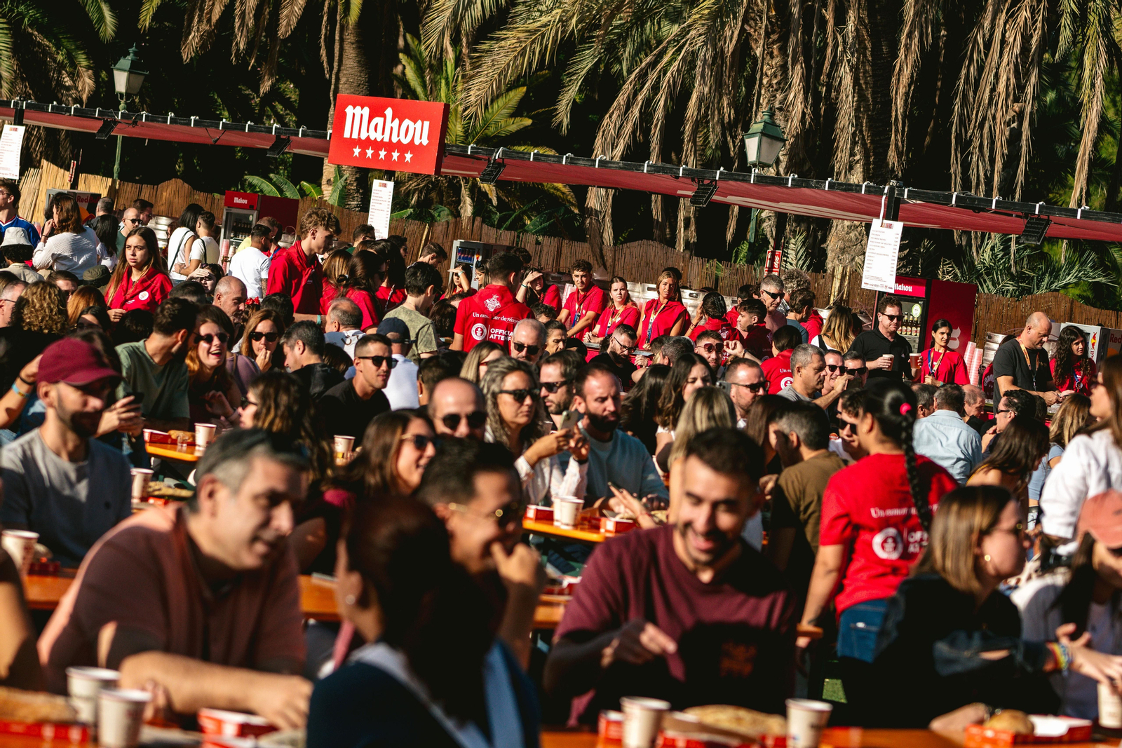 Persones esmorzant durant l'esdeveniment celebrat a València