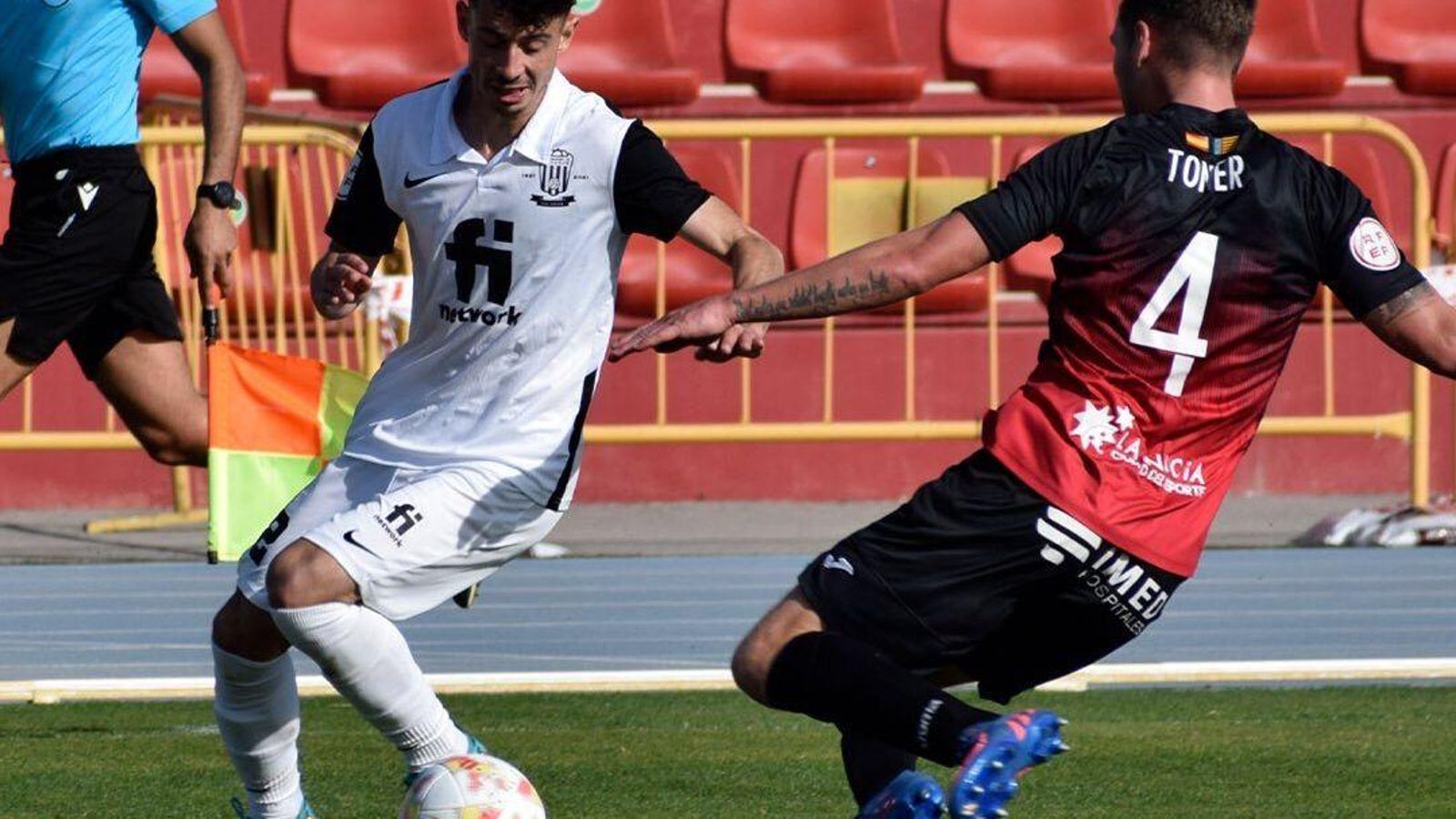 Toni Abad i Kevin Toner, en una acció del partit Toni Abad i Toner, en una acció del partit