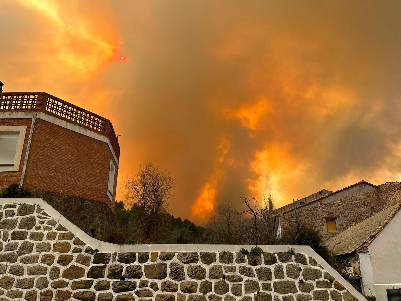 Vista de les flames des de la Pobla d'Arenós