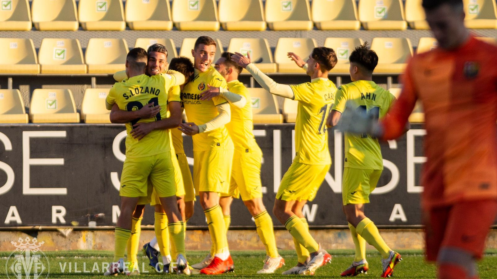 Els jugadors groguets celebren un dels gols
