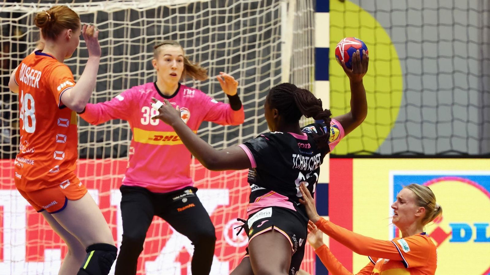 Lysa Tchaptchet, en una acció del partit