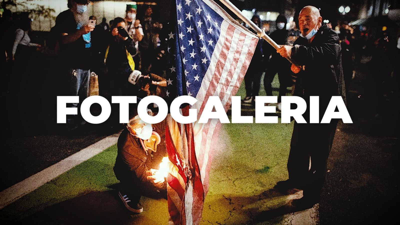 Manifestants cremen una bandera dels Estats Units a Portland, Oregon