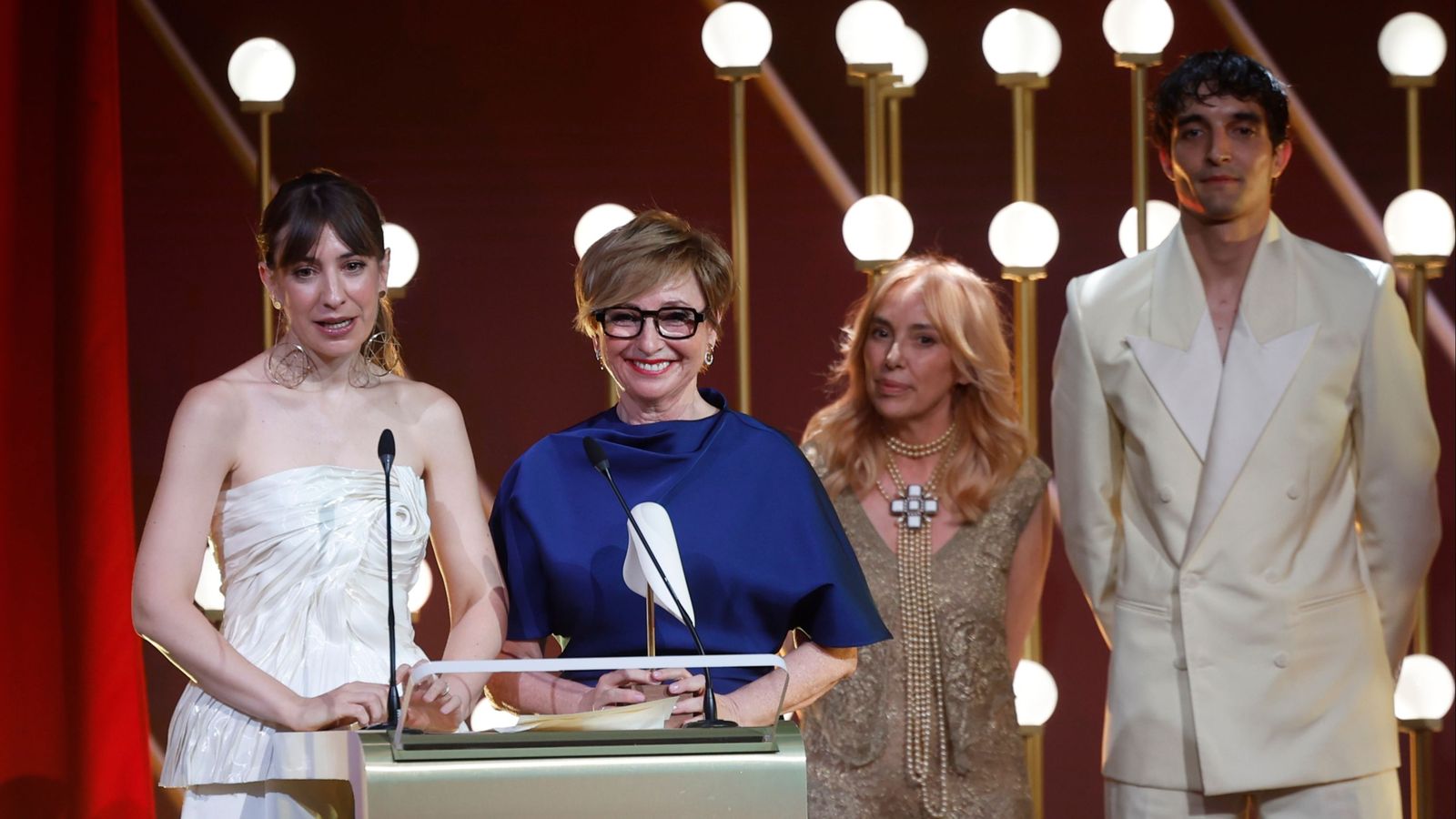 La firma Isabel Sanchis recull el premi a la Millor col·lecció dels Premis de l'Acadèmia de la Moda