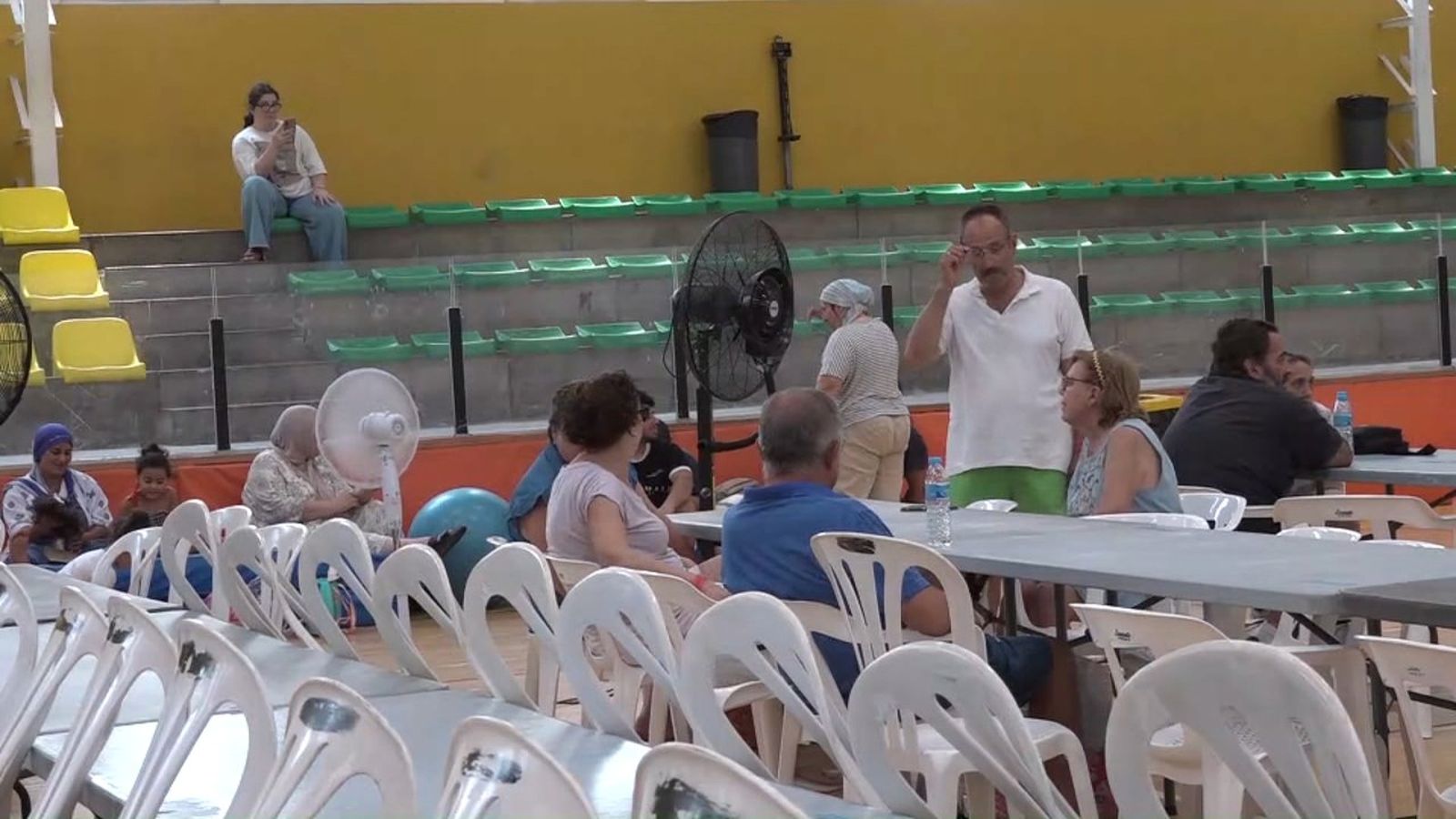 El veïnat desallotjat passa la segona nit als poliesportius habilitats com a albergs d'emergència