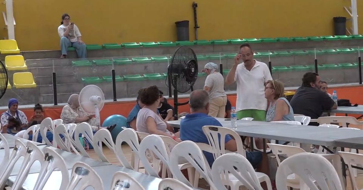 “De dormir, res. Hui no és una nit per a poder dormir”: el veïnat desallotjat passa la segona jornada fora de casa