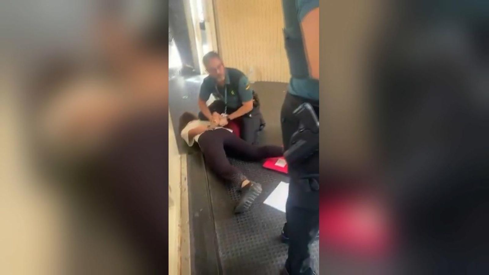 Joves jueus de nacionalitat francesa i els seus monitors van ser desembarcats en un vol de Vueling per actitud altament conflictiva