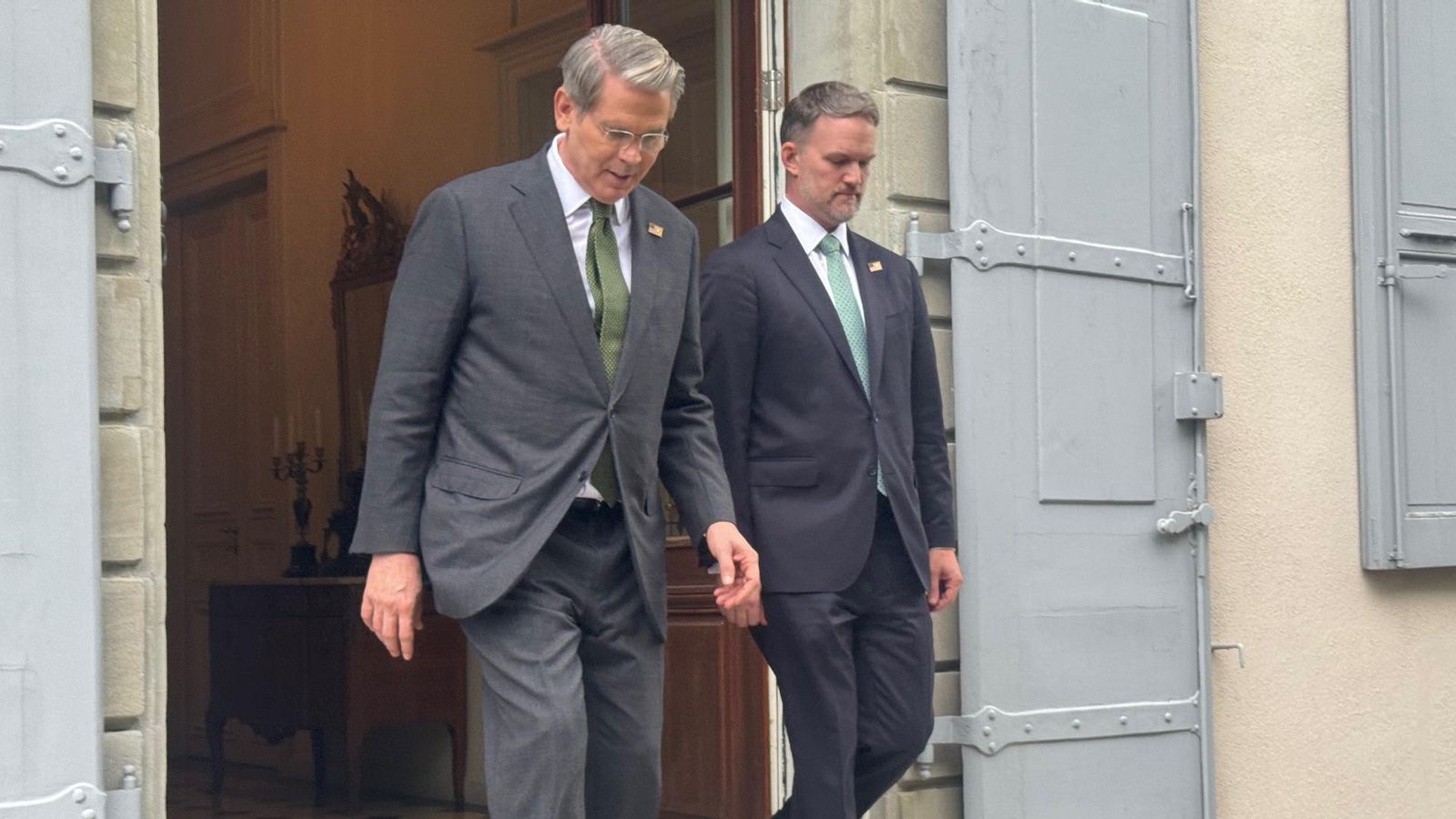 El secretari del Tresor dels Estats Units, Scott Bessent, i el representant de Comerç, Jamieson Greer, eixint de la residència a Ginebra on s'han reunit amb la delegació xinesa