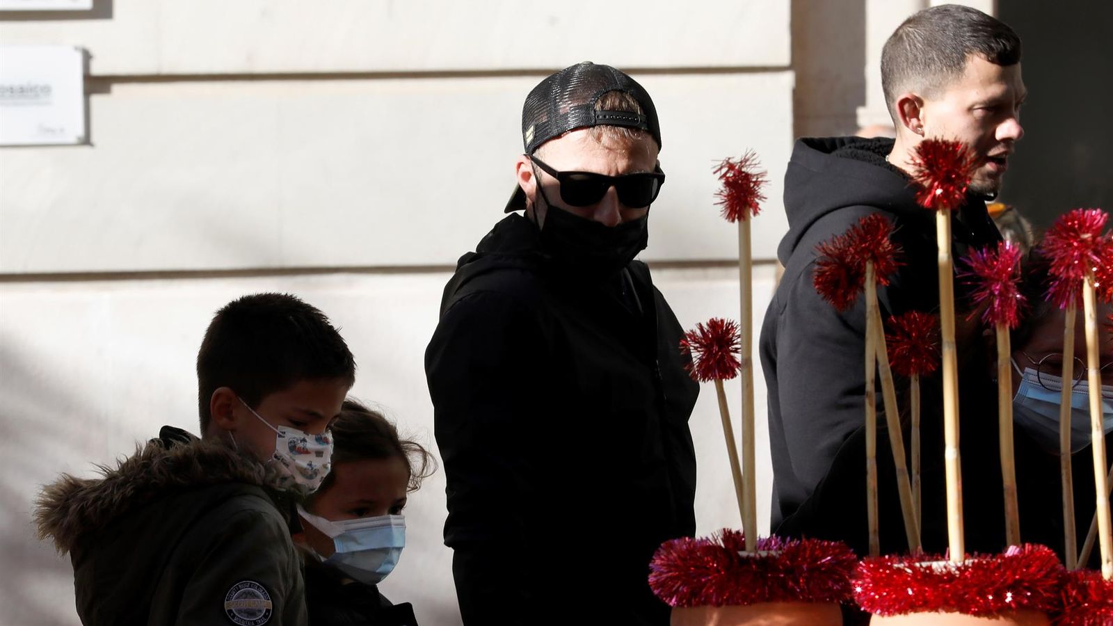 Dos joves i dos xiquets, en un mercat de Nadal de València aquest dimecres