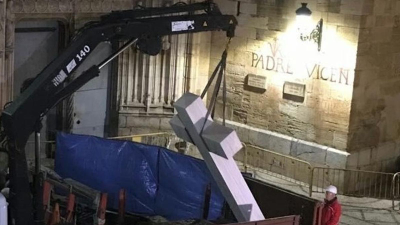 Retirada de la creu franquista a Callosa de Segura (Alacant)