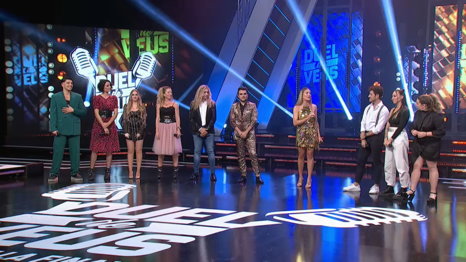 Àlex Blanquer després de cantar amb els sis finalistes de Duel de Veus