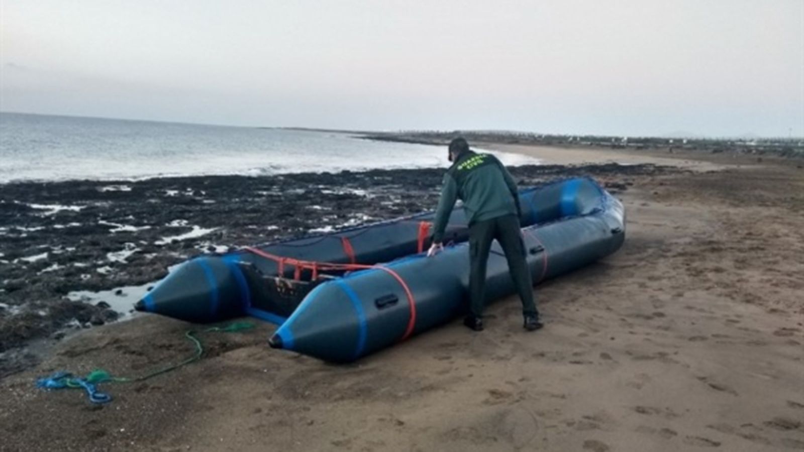 Una llanxa de sis metres de longitud va ser localitzada dap a les 4:30 h a la platja de Guacimeta